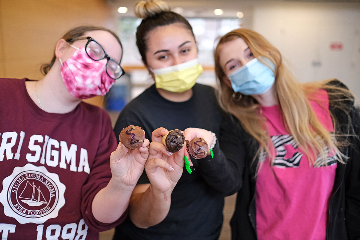 Sigma Sigma Sigma Cupcake Decorating